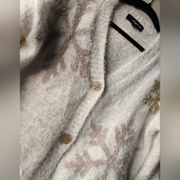 33 Degrees Fuzzy Snowflake Cardigan Christmas Sweater – Small – White & Gold - Picture 2 of 7